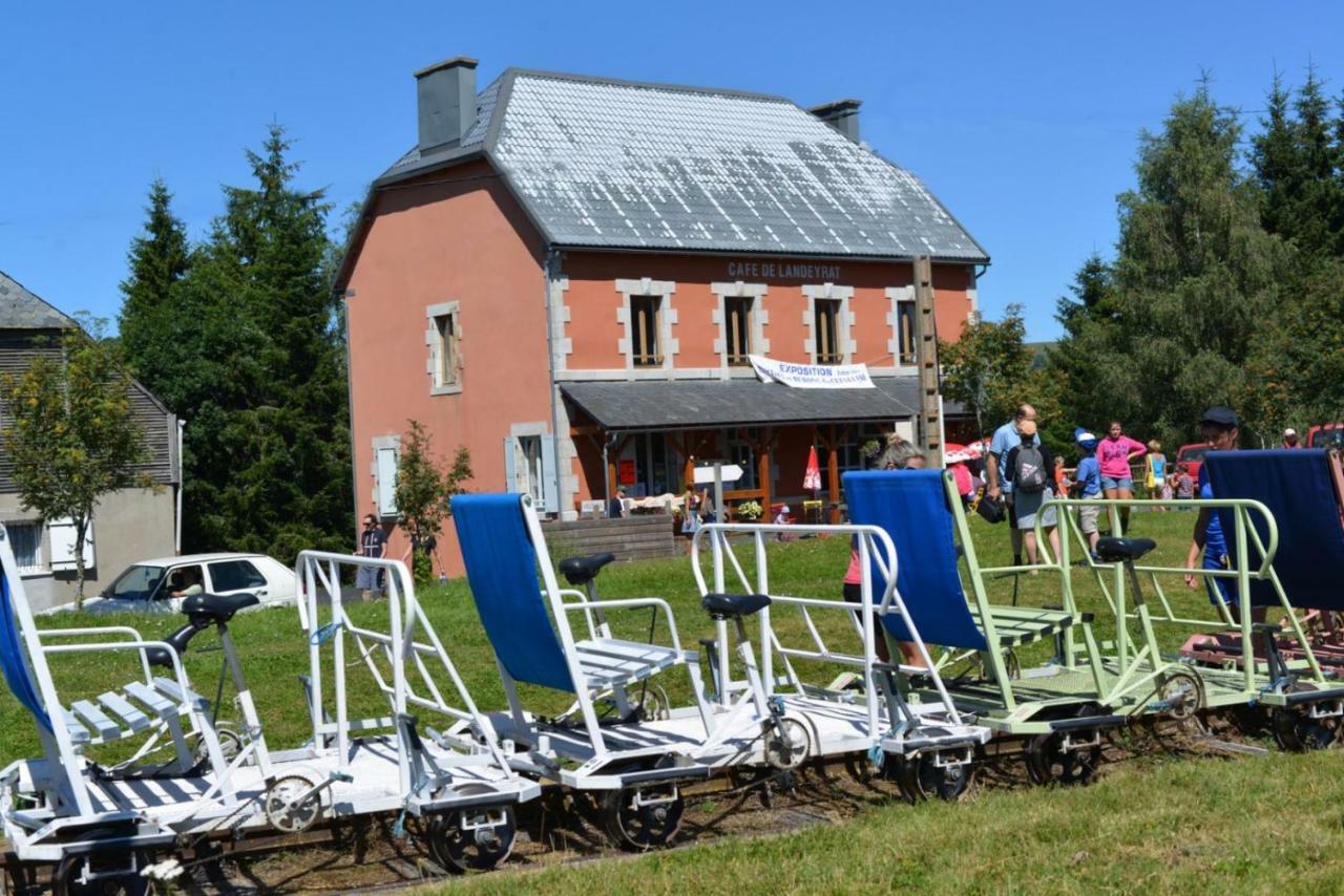 Gite Chez Regine Marcenat  エクステリア 写真
